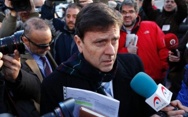 eufemiano_fuentes_arrives_at_a_cou-large_transqvzuuqpflyliwib6ntmjwfsvwez_ven7c6bhu2jjnt8